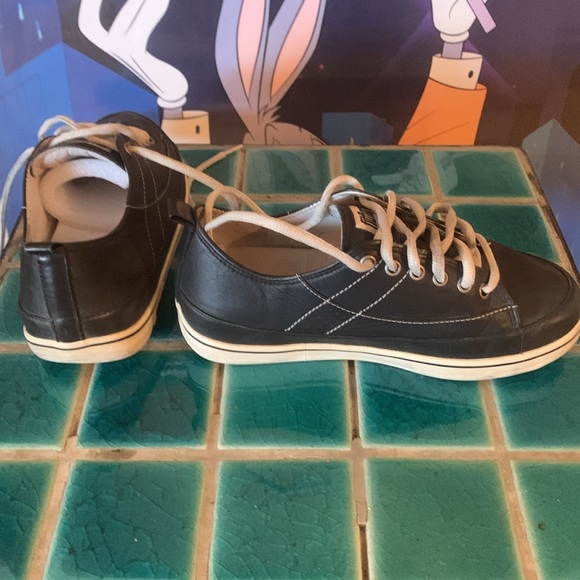 Woman’s black leather Fitflops sneaker in size 5. - Picture 2 of 5